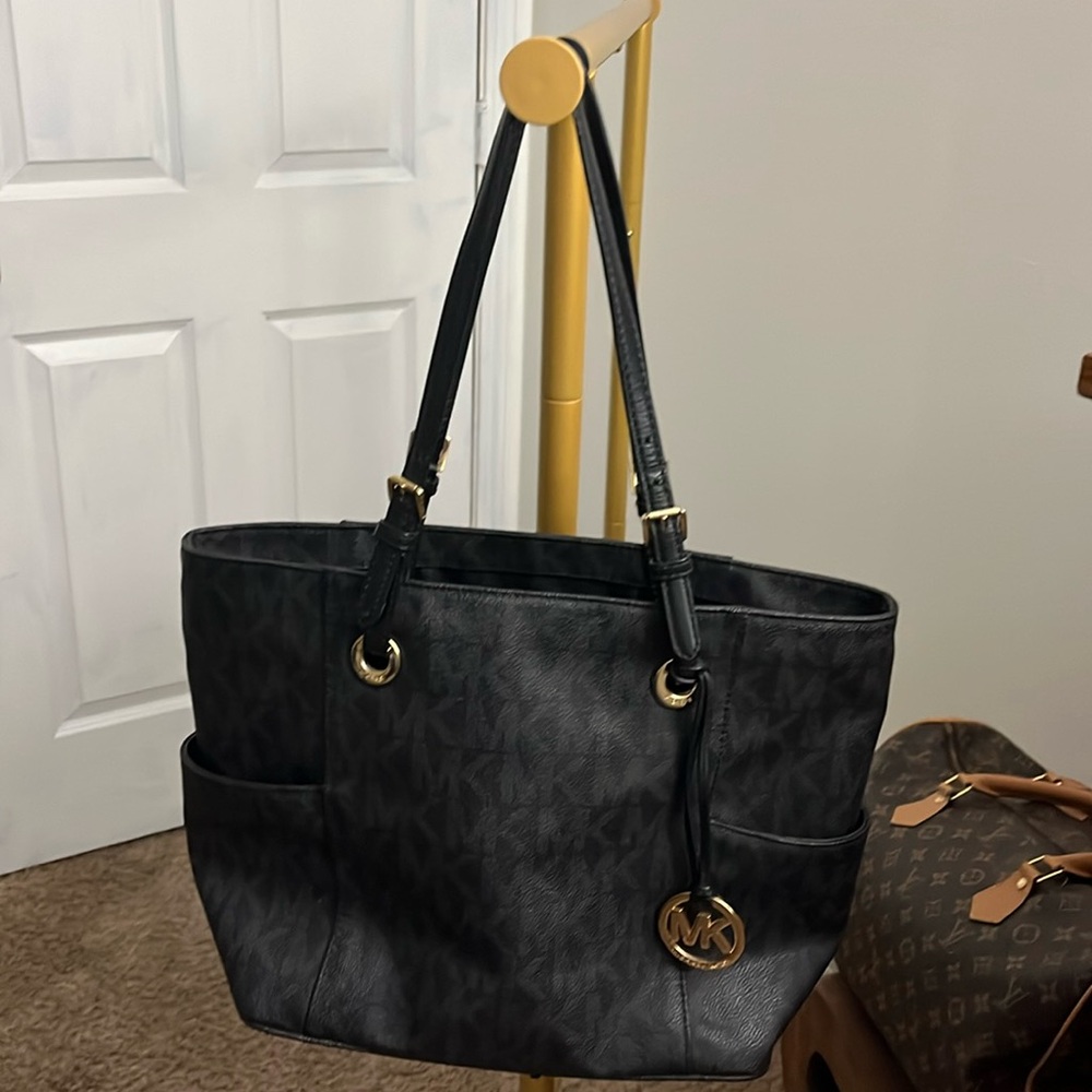 Large Michael Kors Tote. Great shape. Some wear on top of shoulder strap.